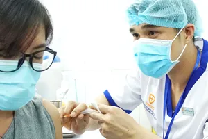 Những người đầu tiên tiêm vaccine Covid-19  tại Bệnh viện Bệnh nhiệt đới TPHCM. Ảnh: HOÀNG HÙNG