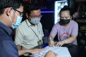 Đoàn kiểm tra quận Bình Thạnh nhắc nhở, tuyên truyền, buộc cơ sở kinh doanh  ký cam kết không  vi phạm tiếng ồn. Ảnh: THÁI PHƯƠNG