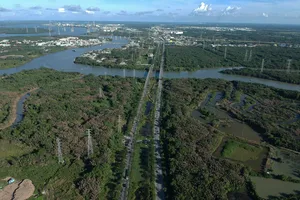 Đường Nguyễn Hữu Thọ là dự án duy nhất  đến nay, TP mở rộng 2 bên đường bán  đấu giá.  Ảnh: CAO THĂNG
