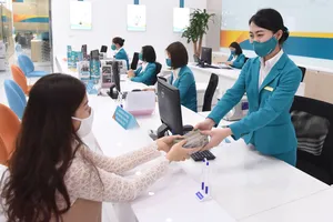 Hiện một số NHTM tăng lãi suất tiết kiệm nhằm cạnh tranh với các kênh đầu tư khác. Ảnh:  HUY PHAN