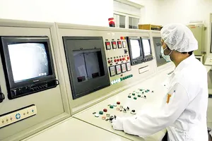 Một kỹ thuật viên làm việc trong phòng điều khiển  tại cơ sở chuyển đổi uranium ở Isfahan, Iran.  Ảnh: REUTERS