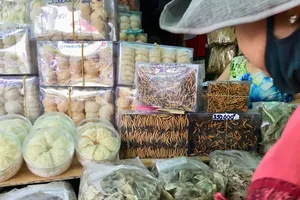 Yến sào được bày bán tràn lan  trong chợ Bình Tây, quận 6