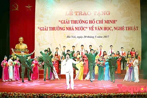 Một buổi lễ trao tặng “Giải thưởng Hồ Chí Minh”,  “Giải thưởng Nhà nước” về văn học, nghệ thuật