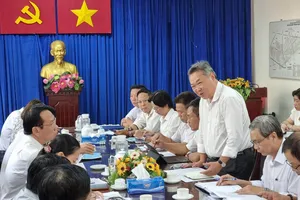 Đồng chí Phạm Quốc Bảo và đoàn công tác EVNHCMC làm việc  với Ban Thường vụ Quận ủy quận 8 để lắng nghe những góp ý xây dựng