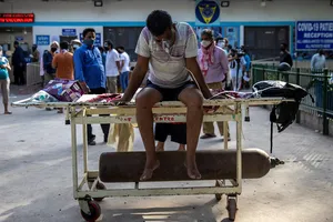 Một bệnh nhân Covid-19 chờ nhập viện tại New Delhi, Ấn Độ. Ảnh: REUTERS