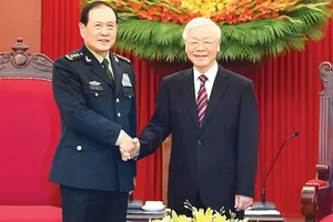 Tổng Bí thư Nguyễn Phú Trọng, Bí thư Quân ủy Trung ương tiếp Thượng tướng Ngụy Phượng Hòa,  Ủy viên Quốc vụ, Bộ trưởng Bộ Quốc phòng Trung Quốc, ngày 26-4. Ảnh: VIẾT CHUNG