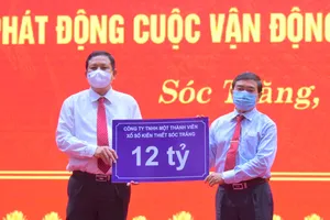 Ông Lê văn Khanh, Chủ tịch Công ty XSKT Sóc Trăng (phải) trao 12 tỷ đồng hỗ trợ xây dựng nhà ở cho hộ nghèo