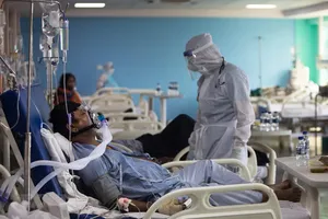 Điều trị cho bệnh nhân Covid-19 tại khoa chăm sóc tích cực của bệnh viện Sharda ở Greater Noida, Ấn Độ. Nguồn: TTXVN