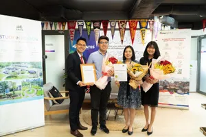  Nguyễn Duy An (thứ hai từ trái qua) cùng mẹ  và đại diện đơn vị trao học bổng