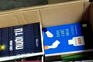 Hàng trăm đầu sách có nội dung phản động bị cơ quan  chức năng thu giữ. Ảnh: CQAN