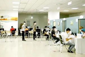 Công nhân Công ty Điện tử Samsung Electronic Việt Nam thuộc KCN Yên Phong, Bắc Ninh khám sàng lọc  trước khi tiêm vaccine Covid-19. Ảnh: MẠNH CƯỜNG