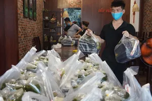 Hàng trăm suất cơm chuyển đến lực lượng tuyến đầu  chống dịch ở quận Gò Vấp