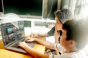 Nhiều phụ huynh ngày càng kiểm soát chặt hơn việc  cho trẻ xem YouTube. Ảnh: DŨNG PHƯƠNG