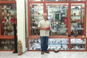 Ông Trịnh Quang Dũng bên bộ sưu tập ấm trà