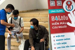 Đoàn viên Quận đoàn 1 hướng dẫn tình nguyện viên  sử dụng ứng dụng S4Life 