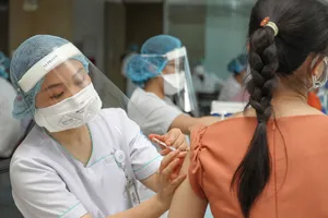 Tiêm vaccine Covid-19 cho nhân viên Khu Công nghệ cao TPHCM.  Ảnh: HOÀNG HÙNG