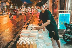 Những phần ăn chay do quán chay Thanh Lạc (quận 4)  của anh Thanh nấu và gửi đến bà con lao động khó khăn