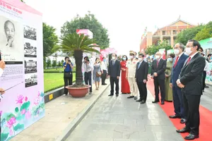 Các đồng chí lãnh đạo TPHCM xem triển lãm về Chủ tịch Hồ Chí Minh tại Bảo tàng Hồ Chí Minh chi nhánh TPHCM nhân kỷ niệm 110 năm ngày Bác Hồ ra đi tìm đường cứu nước. Ảnh:VIỆT DŨNG