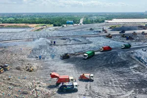 Xử lý chất thải tại bãi rác Đa Phước, huyện Bình Chánh, TPHCM  Ảnh: HOÀNG HÙNG