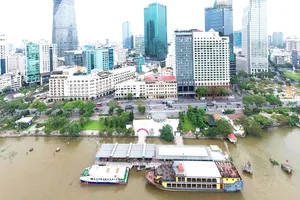 Bến Bạch Đằng là một trong nhiều bến trên sông và kênh lớn  đang được khai thác du lịch.  Ảnh: HOÀNG HÙNG