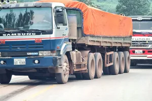 Quốc lộ 8 Hà Tĩnh đi Lào nhiều đoạn chật cứng. Ảnh:  MINH PHONG