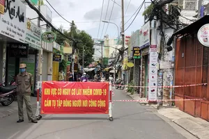 Tổ dân phố dựng rào chắn để hạn chế phương tiện ra vào trên đường Thống Nhất,  phường 10, quận Gò Vấp. Ảnh: BÙI ANH TUẤN