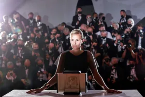 Đạo diễn Julia Ducournau thắng giải Cành cọ vàng 2021 với Titane.  Ảnh: REUTERS