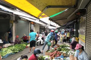 Túm tụm mua bán không đảm bảo an toàn phòng dịch tại chợ An Hội, phường 8, quận Gò Vấp  Ảnh: BÙI ANH TUẤN