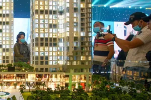 Người mua nhà và nhà đầu tư xem nhà mẫu tại những dự án mới  (ảnh chụp thời điểm TPHCM chưa thực hiện Chỉ thị 16). Ảnh: HOÀNG HÙNG