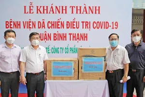 Chủ tịch UBND TPHCM Nguyễn Thành Phong thăm, tặng quà bệnh viện dã chiến  điều trị Covid-19 quận Bình Thạnh. Ảnh: DŨNG PHƯƠNG