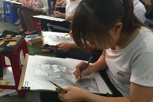 Thí sinh thi năng khiếu trực tuyến do Trường ĐH Nguyễn Tất Thành  tổ chức tháng 6 và tháng 7. Ảnh: HOÀNG HÙNG