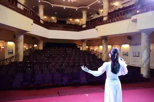 Nghệ sĩ trình diễn trong nhà hát không khán giả,  tại chương trình San sẻ yêu thương, vượt qua đại dịch