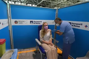 Nhân viên y tế tiêm vaccine ngừa COVID-19 cho người dân tại Rome, Italy. Ảnh: THX/TTXVN