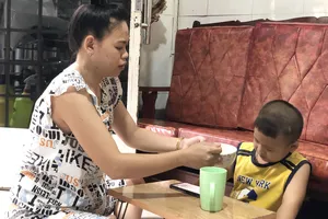  Nhiều phụ huynh có con nhỏ đang lo lắng  tìm người trông trẻ để sớm đi làm trở lại