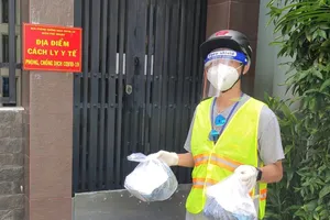 Nhân viên y tế phường 11  (quận Phú Nhuận, TPHCM)  chuyển thuốc đến tận nhà người F0