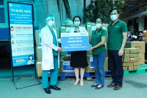 Tặng đồ bảo hộ y tế cho lực lượng phòng chống dịch Covid-19 tại TPHCM