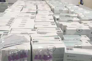 Khởi tố vụ vận chuyển trái phép bộ test nhanh Covid-19 qua biên giới