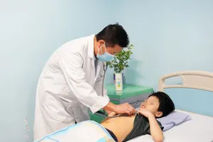 Bác sĩ Bệnh viện Nhi Trung ương thăm khám cho bệnh nhi bị viêm ruột thừa biến chứng