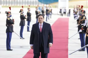 Nghi thức đón Thủ tướng Phạm  Minh Chính  tại sân bay Orly, thủ đô Paris (Pháp). Ảnh: TTXVN
