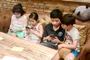 Để trẻ nhỏ truy cập internet tự do là điều cần hạn chế. Ảnh: HOÀNG HÙNG