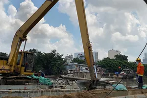 Thi công nâng cấp,  cải tạo bờ kênh Tẻ,  quận 7. Ảnh: CAO THĂNG