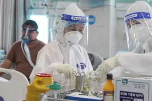 Chăm sóc bệnh nhân  tại Bệnh viện điều trị Covid-19 quận Tân Phú. Ảnh: HOÀNG HÙNG