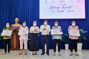 Ban Tổ chức chương trình Đồng hành vượt cạn  trao hỗ trợ cho các thai phụ tại quận Tân Bình