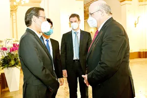 Chủ tịch UBND TPHCM Phan Văn Mãi  tiếp Đại sứ Cộng hòa Áo Hans - Peter Glanze. Ảnh: VIỆT DŨNG