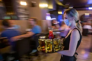 Ngành dịch vụ ăn uống ở Canada đang thiếu trầm trọng  nhân viên phục vụ