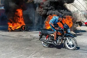 Lửa bốc ngùn ngụt tại hiện trường vụ nổ xe bồn chở nhiên liệu ở thành phố cảng Cap-Haitien, miền Bắc Haiti, ngày 14-12-2021. Nguồn: TTXVN