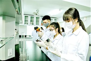 Sinh viên năm cuối Trường ĐH Công nghiệp TPHCM  thực hành thí nghiệm tại phòng thí nghiệm Công nghệ  sinh học và thực phẩm