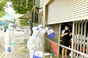 Phát thuốc điều trị Covid-19 cho người dân  đIều trị tại nhà ở quận 3, TPHCM. Ảnh: CAO THĂNG