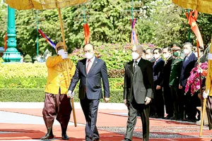 Quốc vương Campuchia Norodom Sihamoni chủ trì lễ đón Chủ tịch nước Nguyễn Xuân Phúc tại Cung điện Hoàng gia. Ảnh: TTXVN