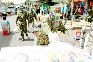 Lực lượng quân đội  tham gia hỗ trợ TPHCM  chống dịch Covid-19, tháng 8-2021. Ảnh: DŨNG PHƯƠNG